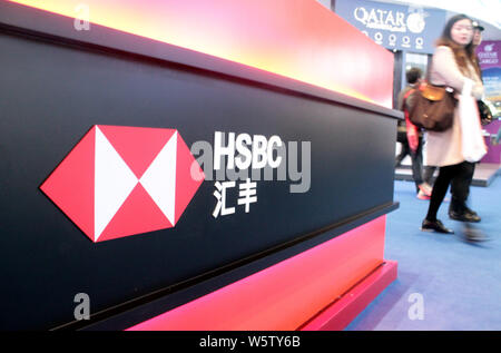 --FILE -- la gente visita lo stand della HSBC (Hong Kong e Shanghai Banking Corporation Limited) durante la prima China International Import Expo (CIIE) Foto Stock
