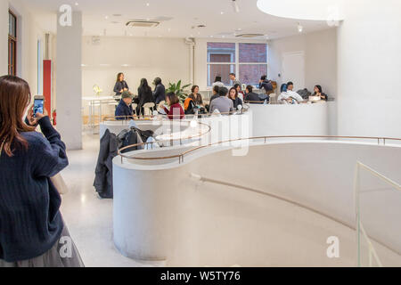 Vista interna di un cafe di color bianco sulla West Nanjing Road a Shanghai in Cina, 13 dicembre 2018. Foto Stock