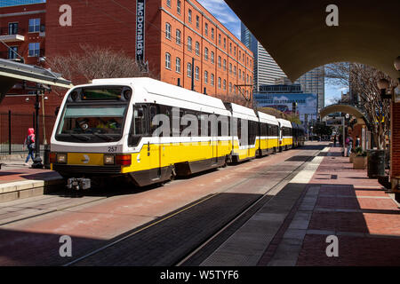 DALLAS, STATI UNITI D'America - 16 Marzo 2019: Dallas Area Rapid Transit (DART) treno a ovest dalla stazione di Dallas. Texas, Stati Uniti Foto Stock