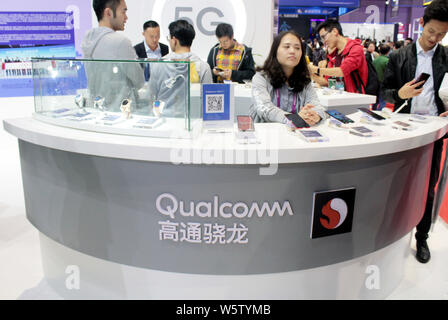 --FILE -- la gente visita lo stand di Qualcomm durante la prima China International Import Expo (CIIE) in Cina a Shanghai, 7 novembre 2018. Qualcomm Inc Foto Stock