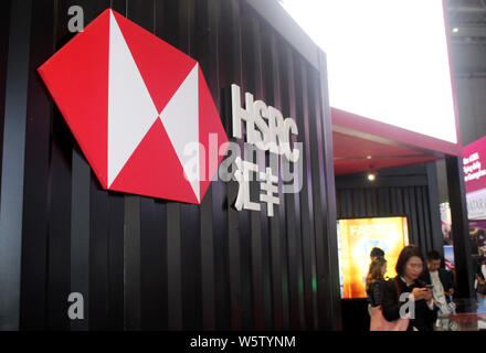 --FILE -- la gente visita lo stand della HSBC (Hong Kong e Shanghai Banking Corporation Limited) durante la prima China International Import Expo (CIIE) Foto Stock