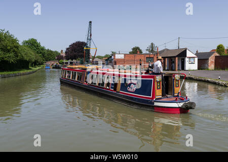 Capo indiano, un narrowboat per noleggio, barca a vela sul Grand Union Canal su un giorno d'estate; Blisworth braccio, Northamptonshire, Regno Unito Foto Stock