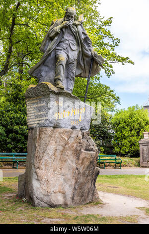 Una statua di Victor Hugo nella Candie Gardens, restaurata alla fine del XIX secolo i giardini, St Peter Port Guernsey, Isole del Canale della Manica UK Foto Stock