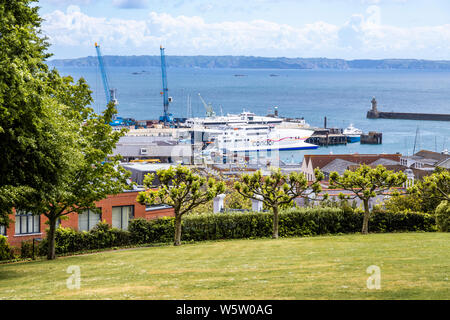 Vista da Candie Gardens su un Condor traghetto nel porto di St Peter Port Guernsey, Isole del Canale della Manica UK - isola di Herm è in distanza. Foto Stock