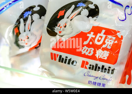 --FILE--coniglio bianco cremoso caramelle sono in vendita presso un negozio in Cina a Shanghai, 17 marzo 2016. La Warner Brothers' Bugs Bunny può facilmente offuscare la sua fe Foto Stock