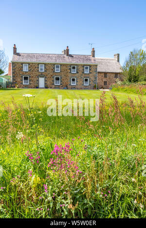 Isola di tipica architettura - Les Caches Farm, Les Villets, Guernsey, Isole del Canale della Manica UK - nuova azienda a metà del XIX C sulla sinistra - vecchia fattoria dal XV C sul lato destro Foto Stock