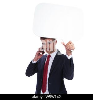 Imprenditore parlando al telefono detiene il tabellone bianco fino in piedi su sfondo bianco Foto Stock