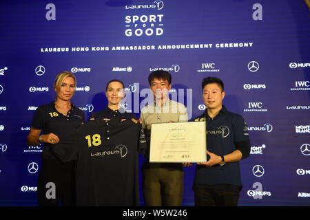 Ambasciatore Laureus Annabelle Bond, Ambasciatore Laureus Victoria Pendleton, e Laureus World Sports Academy stati Li Xiaopeng presente un certificato di un Foto Stock