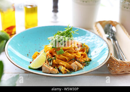 Tagliatelle al salmone grigliato in salsa alla panna con aggiunta di vino bianco Foto Stock