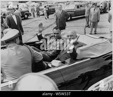 Fotografia del Presidente Truman e Presidente Galo Plaza dell Ecuador sventolare dal retro della loro limousine, durante la Galo Plaza la visita a Washington. Foto Stock