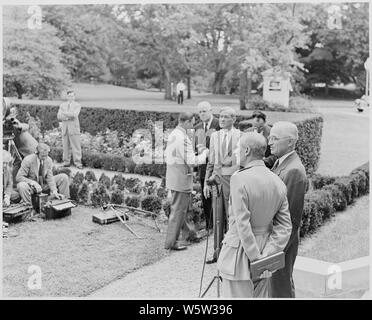 Fotografia del Presidente Truman e e Maresciallo di Campo Montgomery in piedi davanti a un microfono sulla Casa Bianca prato. Foto Stock