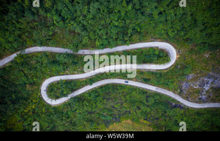 Vista aerea di una tortuosa strada di montagna intorno montagne Du an Yao contea autonoma, Hechi city, a sud della Cina di Guangxi Zhuang Regione autonoma, 18 Foto Stock