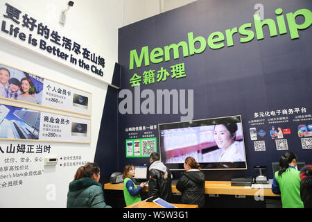 Gli acquirenti cinesi registrati abbonamenti al Sam's Club magazzino store, sua ventitreesima uscita in Cina, nella città di Nantong, est cinese della provincia di Jiangsu, 25 Foto Stock