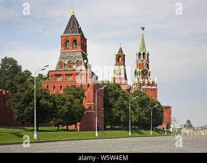 Konstantino-Eleninskaya, Nabatnaya, Spasskaya e Tsarskaya torri del Cremlino di Mosca. La Russia Foto Stock