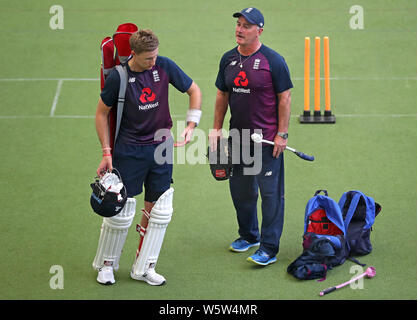 Inghilterra è Joe root (sinistra) con batting coach Graham Thorpe durante la sessione di reti a Edgbaston, Birmingham. Foto Stock