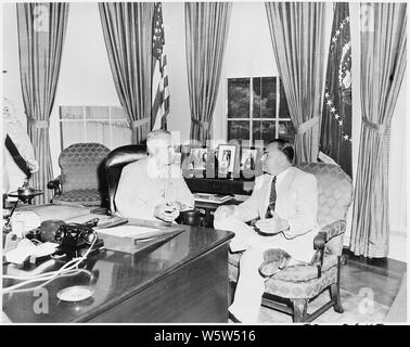 Fotografia del Presidente Truman che conferisce con Ecuadoran Presidente Galo Plaza nell'ufficio ovale. Foto Stock