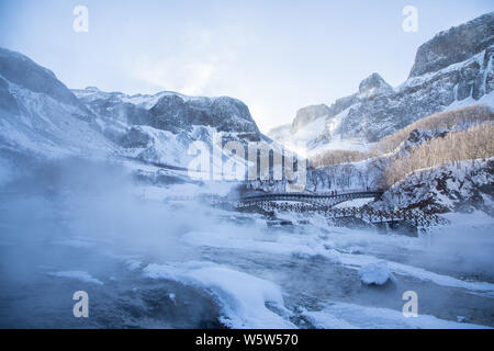 Scenario di nuvole incandescente visto dal Monte Paektu o Changbai Mountain in Yanbian coreano prefettura autonoma, a nord-est della Cina di provincia di Jilin Foto Stock