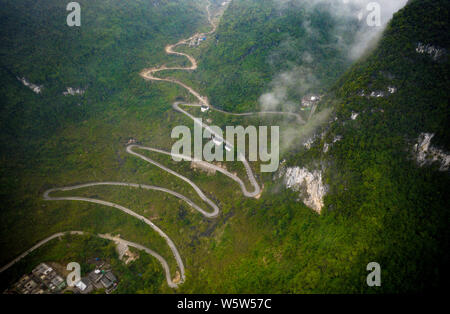 Vista aerea di una tortuosa strada di montagna intorno montagne Du an Yao contea autonoma, Hechi city, a sud della Cina di Guangxi Zhuang Regione autonoma, 18 Foto Stock