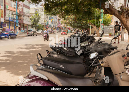 Bengaluru, India 17 Giugno 2019 : un sacco di uno scooter parcheggiato in una fila su strada in corrispondenza di Bengaluru, India. Foto Stock