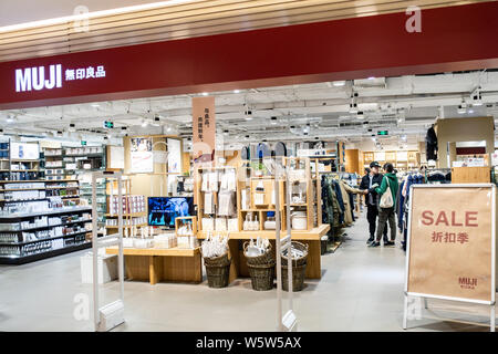 --FILE--i clienti a fare acquisti in un negozio di Muji in Cina a Shanghai, 27 dicembre 2018. Ryohin Keikaku, la società che gestisce la catena Muji di andare per uso domestico Foto Stock