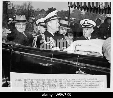 Fotografia del Presidente Truman nella sua automobile dopo aver esaminato le aspiranti guardiamarina presso l'U.S. Naval Academy: (da sinistra a destra) il Presidente; Fleet Admiral William D. Leahy, Capo del personale per il Comandante in capo; il Capitano James Foskett, Navale Aide al Presidente; Segretario della Marina James Forrestal; e Vice Ammiraglio Aubrey Fitch, sovrintendente dell'Accademia Navale. Foto Stock