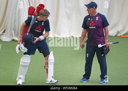 Inghilterra è Joe root (sinistra) con batting coach Graham Thorpe durante la sessione di reti a Edgbaston, Birmingham. Foto Stock