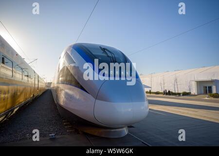 In questa foto non datata, la CRH6F-A Fuxing treno intercity è visualizzato in corrispondenza della ferrovia nazionale di Test Center a Pechino in Cina. Ferrovie in Cina autore Foto Stock