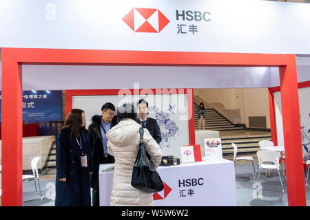--FILE -- la gente visita lo stand della HSBC (Hong Kong e Shanghai Banking Corporation Limited) durante l'Expo di Shanghai, Cina, 14 dicembre 2018. Foto Stock
