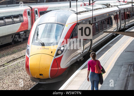 Un nuovo treno di Azuma azionato da LNER a York Stazione ferroviaria nello Yorkshire, come Londra Nord Est della ferrovia nuova Azuma service è avviato. Foto Stock