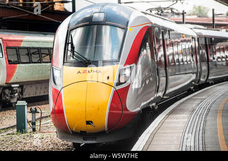 Un nuovo treno di Azuma azionato da LNER a York Stazione ferroviaria nello Yorkshire, come Londra Nord Est della ferrovia nuova Azuma service è avviato. Foto Stock