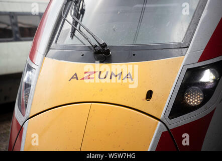 Un nuovo treno di Azuma azionato da LNER a York Stazione ferroviaria nello Yorkshire, come Londra Nord Est della ferrovia nuova Azuma service è avviato. Foto Stock