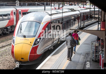 Un nuovo treno di Azuma azionato da LNER a York Stazione ferroviaria nello Yorkshire, come Londra Nord Est della ferrovia nuova Azuma service è avviato. Foto Stock