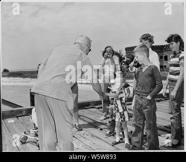 Fotografia del Presidente Truman stringono le mani con un bambino al suo arrivo a Fort Jefferson National Monument. Foto Stock