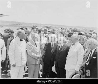 Fotografia del Presidente Truman si stringono la mano con il Segretario di Stato James Byrnes appena prima Byrnes la partenza per la pace a Parigi una conferenza, come altri dignitari a guardare. Foto Stock