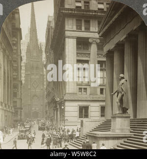 Federal Hall (U.S. Subtreasury, dove Washington divenne presidente) e la Chiesa della Trinità nella città di New York nel 1928. La struttura attuale, completato nel 1842 e uno dei migliori esempi sopravvissuti di architettura neoclassica a New York, è stato costruito come negli Stati Uniti Custom House per il porto di New York. Più tardi si è servita come un sub-edificio del Tesoro. Tuttavia mai denominato 'federale Hall', oggi è gestito dal servizio del Parco Nazionale come un monumento nazionale e indicato il Federal Hall National Memorial per commemorare gli eventi storici che si sono verificati presso la struttura precedente. Foto Stock