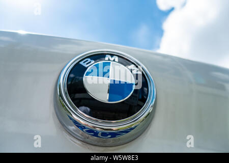 --FILE--Vista di un logo di BMW in Cina a Shanghai, 29 agosto 2018. Auto tradizionali aziende, con BMW Group all'avanguardia, sta cercando di prendere ov Foto Stock
