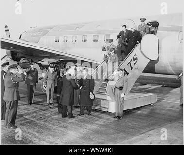 Fotografia del Presidente Truman stringono le mani con lo Scià dell'Iran dopo lo Scià dell'arrivo all'Aeroporto Nazionale di Washington. Foto Stock