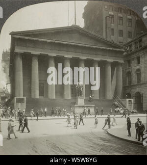 Federal Hall (U.S. Subtreasury, dove Washington divenne presidente) e la Chiesa della Trinità nella città di New York nel 1928. La struttura attuale, completato nel 1842 e uno dei migliori esempi sopravvissuti di architettura neoclassica a New York, è stato costruito come negli Stati Uniti Custom House per il porto di New York. Più tardi si è servita come un sub-edificio del Tesoro. Tuttavia mai denominato 'federale Hall', oggi è gestito dal servizio del Parco Nazionale come un monumento nazionale e indicato il Federal Hall National Memorial per commemorare gli eventi storici che si sono verificati presso la struttura precedente. Foto Stock