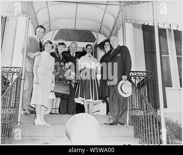 Fotografia del Presidente Truman con il Presidente Galo Plaza di Ecuador e Vice Presidente Alben Barkley e dei membri delle loro famiglie, sui gradini di fronte a Blair House. Foto Stock