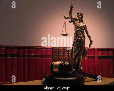 Statua della giustizia , la legge libri e martello di legno shot in studio Foto Stock