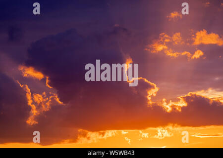 Tramonto spettacolare sky panorama con bruciare le nuvole colorate sullo sfondo. Idilliaco scenario cloudscape all'alba. Maestoso scenario cloud Foto Stock