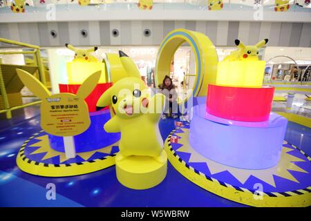 La gente visita Cina il primo Pikachu parco a tema interno in Cina a Shanghai, 11 dicembre 2018. Cina il primo Pikachu parco a tema interno aperto a Shanghai Foto Stock