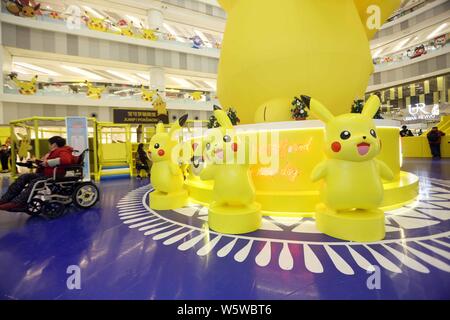 La gente visita Cina il primo Pikachu parco a tema interno in Cina a Shanghai, 11 dicembre 2018. Cina il primo Pikachu parco a tema interno aperto a Shanghai Foto Stock