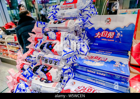 --FILE--coniglio bianco cremoso caramelle sono in vendita presso un negozio in Cina a Shanghai, 17 marzo 2016. La Warner Brothers' Bugs Bunny può facilmente offuscare la sua fe Foto Stock