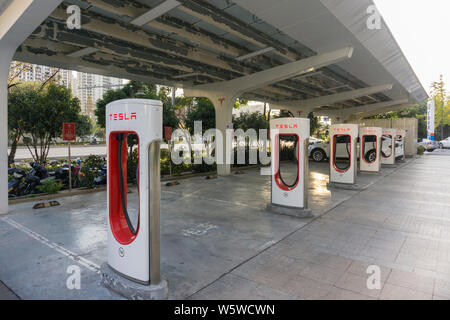 --FILE--la ricarica delle pile di Tesla sono visti in corrispondenza di una stazione di carica in Cina a Shanghai, 24 novembre 2018. U.S. tech giant Tesla Inc e automobilistico tedesco Foto Stock