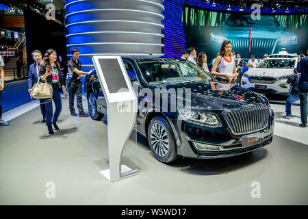 --FILE--un Hongqi (bandiera rossa) H7 è sul display durante il XVI Cina (Guangzhou) Salone Internazionale dell'Automobile, noto anche come Auto Guangzhou 2018, Foto Stock