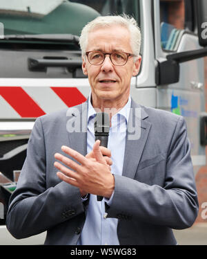 Berlino, Germania. Il 30 luglio, 2019. Jörg Simon, CEO della Berliner Wasserbetriebe, presenta tre dei 88 camion della Berliner Wasserbetriebe aggiornati retroattivamente con spegnimento assistenti. Credito: Annette Riedl/dpa/Alamy Live News Foto Stock