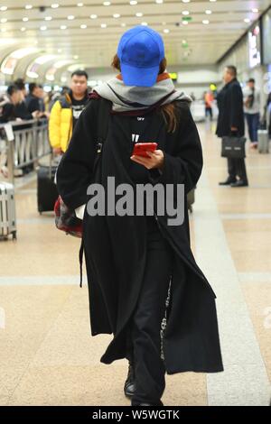 Attrice cinese Zhao Wei arriva presso l'Aeroporto Internazionale Capital di Pechino in Cina, 17 dicembre 2018. Foto Stock