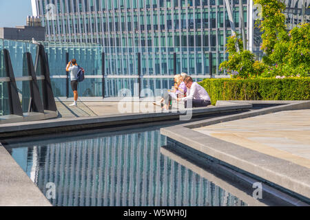 London, Regno Unito - 16 Luglio 2019 - i turisti godendo il sole in giardino a 120, un giardino sul tetto nella città di Londra Foto Stock