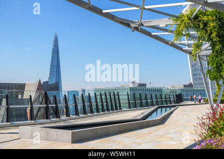 London, Regno Unito - 16 Luglio 2019 - Cityscape visto dal giardino a 120, un giardino sul tetto nella città di Londra Foto Stock